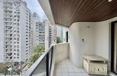 Apartamento reformado com varanda e lazer na quadra mar da Praia das Pitangueiras, Guaruja