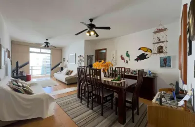 Apartamento com varanda e vista livre na quadra mar da praia das pitangueiras - 3 quartos (1 suíte)