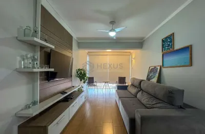 Apartamento reformado com varanda a uma quadra da praia das pitangueiras, guaruja