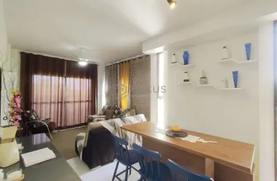 Apartamento com varanda a duas quadras da praia do tombo, guaruja
