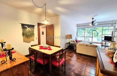 Apartamento com varanda e lazer na quadra mar da praia das pitangueiras, guaruja