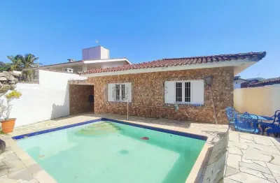 Casa plana com piscina, área gourmet e edícula a venda na praia do guaiuba, guaruja