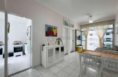 Apartamento reformado e mobiliado com varanda na quadra mar da praia das pitangueiras, guaruja