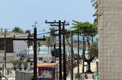 Apartamento com varanda e vista mar na quadra mar da praia das pitangueiras, guaruja