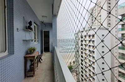Apartamento com varanda e vista mar na quadra-mar da praia das pitangueiras, guaruja