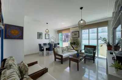 Apartamento reformado com varanda e vista mar a uma quadra da praia das pitangueiras, guaruja