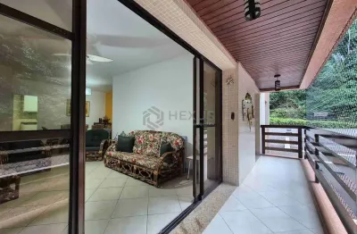 Apartamento com varanda e lazer na praia das pitangueiras, guaruja