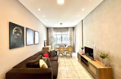 Apartamento reformado com varanda na quadra mar da praia das pitangueiras, guaruja