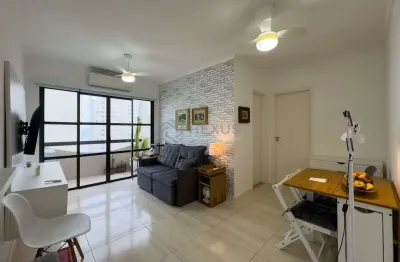 Apartamento reformado com varanda e vista mar na quadra mar da praia das pitangueiras, guaruja