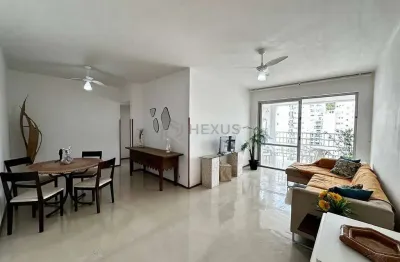 Apartamento reformado com varanda, vista mar, uma quadra da praia das pitangueiras, guaruja
