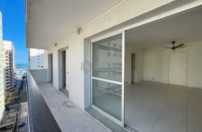 Apartamento com varanda, lazer e vista mar a duas quadras da praia das pitangueiras, guaruja
