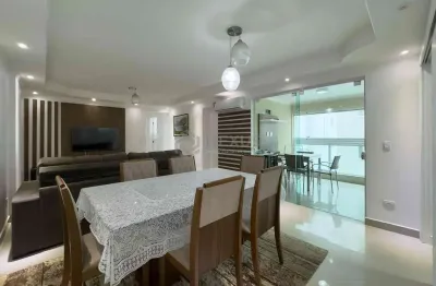 Apartamento reformado com varanda gourmet e lazer na quadra mar da praia das pitangueiras, guaruja