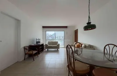 Apartamento reformado com varanda, lazer e vista mar na praia das pitangueiras, guaruja
