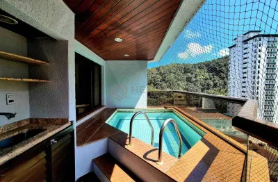 Apartamento reformado com piscina e churrasqueira na varanda na praia das pitangueiras, guaruja