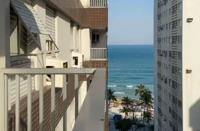 Apartamento com varanda e vista mar na quadra mar da praia das pitangueiras, guaruja