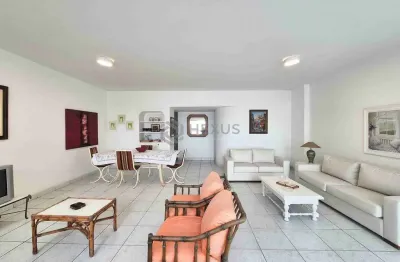 Apartamento com varanda e vista mar na quadra mar da praia das pitangueiras, guaruja