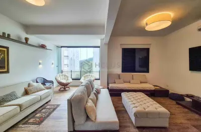 Apartamento reformado com varanda na quadra mar da praia das pitangueiras, guaruja