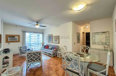 Apartamento com varanda e lazer a duas quadras da praia das pitangueiras, guaruja