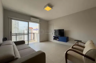 Apartamento reformado com varanda, lazer e vista mar na praia das pitangueiras, guaruja