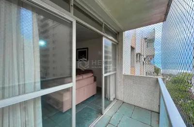 Apartamento com varanda e vista mar na quadra mar da praia das pitangueiras, guaruja
