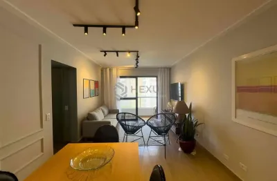 Apartamento reformado com varanda e vista mar na quadra mar da praia das pitangueiras, guaruja