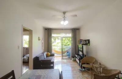 Apartamento com varanda a duas quadras da praia do tombo, guaruja