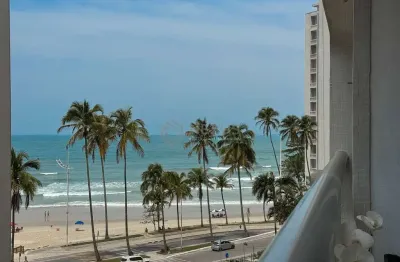 Apartamento com varanda e vista mar na quadra mar da praia das pitangueiras, guaruja