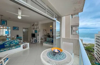 Apartamento com varanda e vista mar na quadra mar da praia das pitangueiras, guaruja