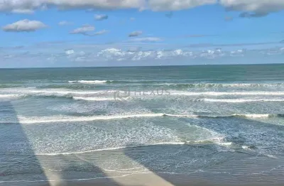 Apartamento frente mar reformado com varanda e lazer na praia das pitangueiras, guaruja