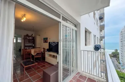 Apartamento com varanda e vista mar na quadra-mar da praia das pitangueiras, guaruja