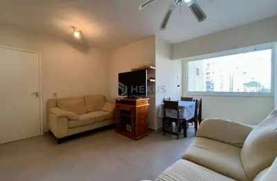 Apartamento reformado com varanda e vista mar a uma quadra da praia das pitangueiras, guaruja