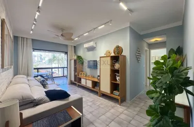 Apartamento reformado e mobiliado com varanda na praia das asturias, guaruja