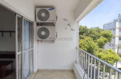 Apartamento com varanda e despesa baixa na praia das asturias, guaruja