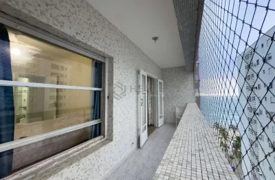Apartamento com varanda e vista mar na quadra-mar da praia das pitangueiras, guaruja
