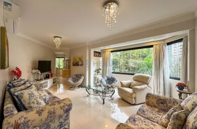 Apartamento reformado com varanda a duas quadras da praia das pitangueiras, guaruja