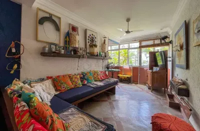 Apartamento na quadra mar da praia das pitangueiras, guaruja