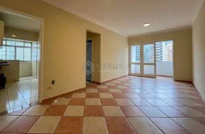 Apartamento com varanda a duas quadras da praia das pitangueiras, guaruja