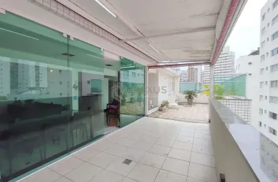 Cobertura penthouse reformada com varanda gourmet e despesas baixas na praia das asturias, guaruja