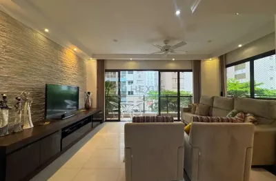 Apartamento reformado com varanda e lazer a uma quadra da praia das pitangueiras, guaruja