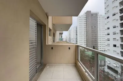 Apartamento com varanda a uma quadra da praia das pitangueiras, guaruja