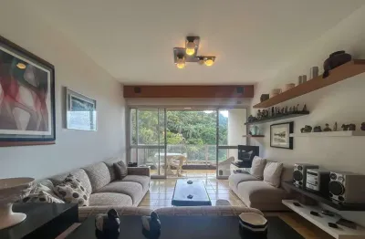 Apartamento com varanda e lazer na quadra mar da praia das pitangueiras, guaruja