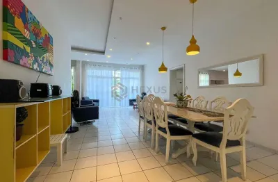 Apartamento reformado frente mar com varanda e vista mar na praia das pitangueiras, guaruja