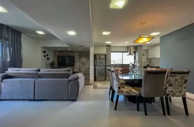 Cobertura reformada com piscina e churrasqueira na praia do tombo, guaruja