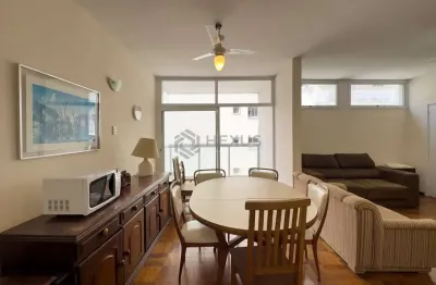 Apartamento com varanda na quadra-mar da praia das pitangueiras, guaruja