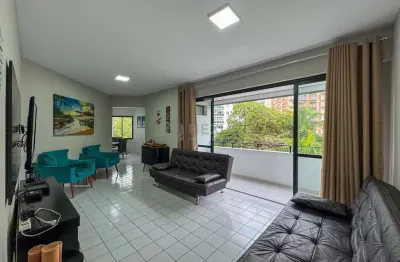 Apartamento com varanda a duas quadras da praia das pitangueiras, guaruja