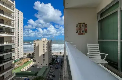 Apartamento com varanda e vista mar na quadra-mar da praia das pitangueiras, guaruja