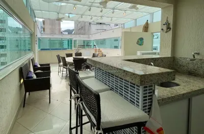 Cobertura com piscina e churrasqueira a uma quadra da Praia das Pitangueiras, Guaruja