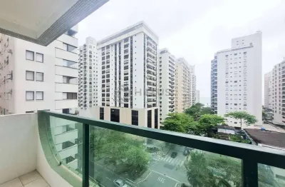 Apartamento com varanda e vista mar a duas quadras da praia das pitangueiras, guaruja