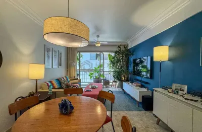 Apartamento reformado com varanda na praia das pitangueiras, guaruja