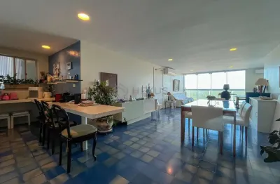 Apartamento frente mar com varanda e vista mar na praia das pitangueiras, guaruja